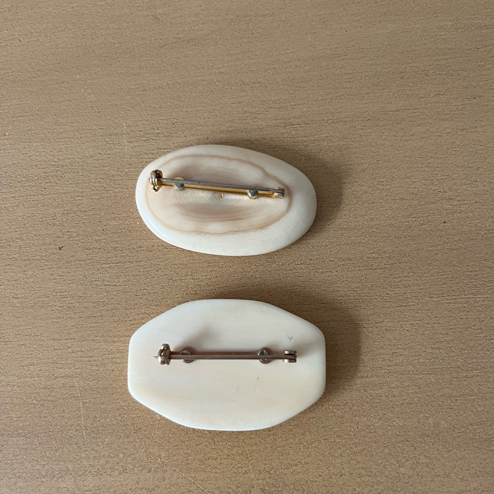 2- Alaskan Scrimshaw Native Brooches Signed by Artist - Picture 4 of 5